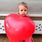 Dziewczynka z balonem w kształcie serca