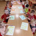 Dzieci malują cyferki farbami
