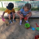Dzieci bawią się zabawkami w piaskownicy