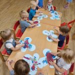 Dzieci malują farbami motylki