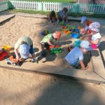 Dzieci bawią się w piaskownicy