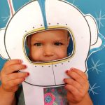 Emilia z maską astronauty