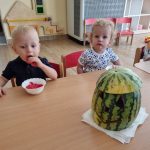 Dzieci jedzą arbuza