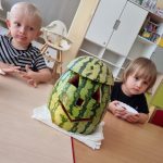 Dzieci jedzą arbuza