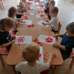 Dzieci wyklejają jabłka z bibuły