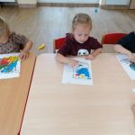 Dzieci malują kalosze farbami