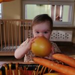 Sophia dotyka pomarańczy