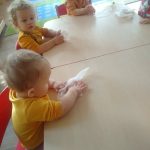 Dzieci wycierają rączki po pracy plastycznej