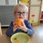 Piotruś poznaje smak i strukturę pomarańczy