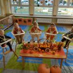Dzieci świętują na sali Dzień Pomarańczowy