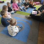 Dzieci biorą udział w zajęciach na Dzień postaci z bajek