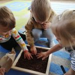 Dzieci biorą udział w zajęciach sensorycznych