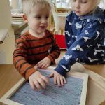 Dzieci w drugim tygodniu sensorycznego kalendarza adwentowego