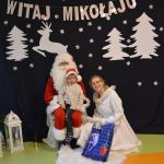 Milan pozuje z Mikołajem i Śnieżynką