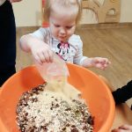 Lili wsypuje nasiona do miski