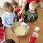 Dzieci przyrządzają walentynkowe muffinki