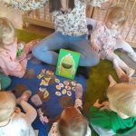 Dzieci biorą udział w grze o dinozaurach