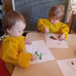 Dzieci z grupy Króliczki malują farbkami