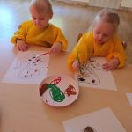 Dzieci z grupy Króliczki malują farbkami