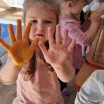 Dzieci z grupy Misie podczas malowania rękami