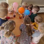 Grupa Króliczki ogląda eksperyment z balonami
