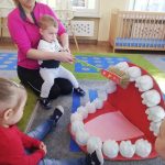 Dzieci z grupy Tygryski biorą udział w zajęciach w Dniu Dentysty