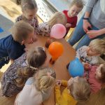 Grupa Króliczki ogląda eksperyment z balonami
