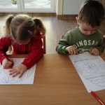 Dzieci wykonują pracę plastyczną- Pisanka