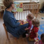 Opiekunka czyta dzieciom wiersze