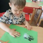 Maksiu maluje rączkami bociana