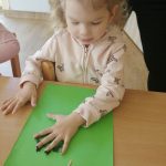 Hania maluje rączkami bociana
