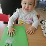 Maja maluje rączkami bociana