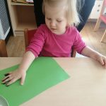 Lila maluje rączkami bociana