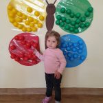 Natalka utrwala kolory z sensorycznym motylem