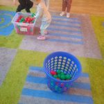 Dzieci z grupy Króliczki utrwalają kolory segregując piłeczki