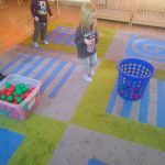 Dzieci z grupy Króliczki utrwalają kolory segregując piłeczki