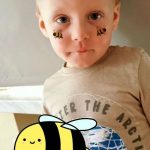 Chłopczyk obchodzi dzień pszczoły w żłobku