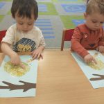 Dziecin a zajęciach z folią bąbelkową