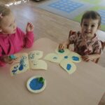 Dzieci malują motylki nakrętkami i farbą