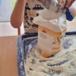 Dzieci robią gniotki z mąki i balonów