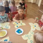 Dzieci malują motylki nakrętkami i farbą