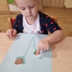 Dzieci malują paluszkami
