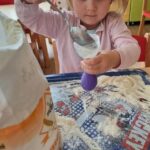 Dzieci robią gniotki z mąki i balonów