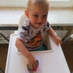Dzieci malują kartkę z pomocą farby i gąbki