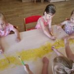 Dzieci malują farbą folie bąbelkową