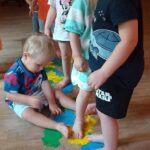Dzieci podczas zabaw sensorycznych