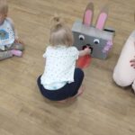 Dzieci wkładają piłeczki do otworu