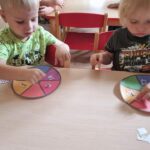 Dzieci segregują kolory i symbole