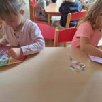 Dzieci segregują kolory i symbole