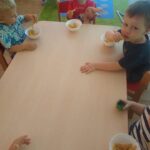 Dzieci jedzą frytki